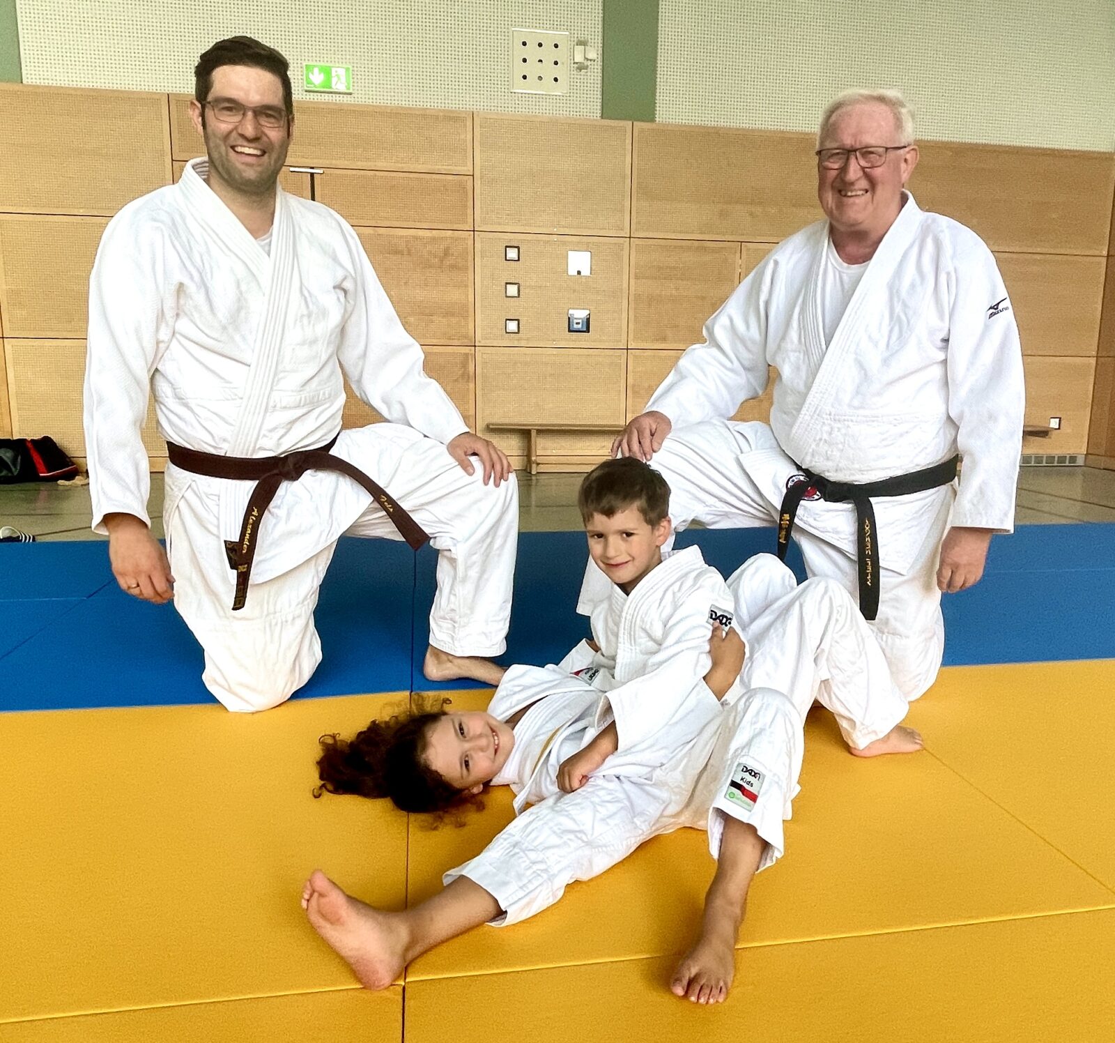 Alexander und Joachim Fels freuen sich über die Freude von Marie und Nils am Judo. Bild: SABINE HOLROYD